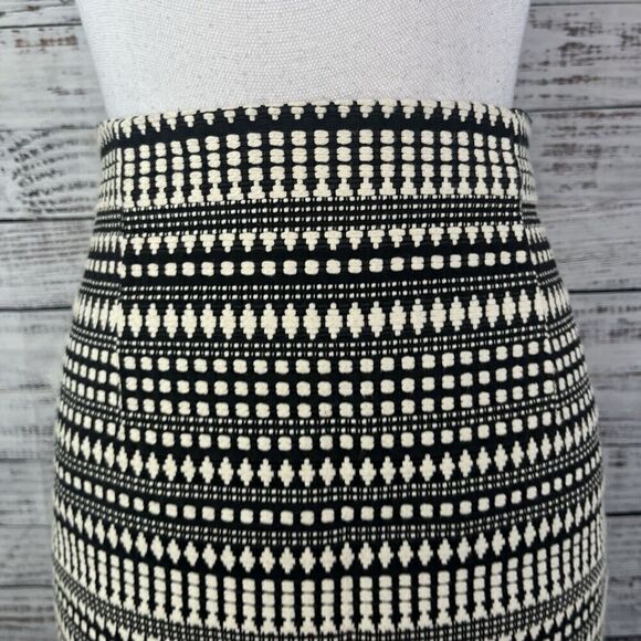 Chelsea & Theodore Skirt size 8 Black Ivory Tweed Straight Above Knee Casual - Picture 5 of 10